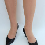 ベージュストッキング×黒パンプス