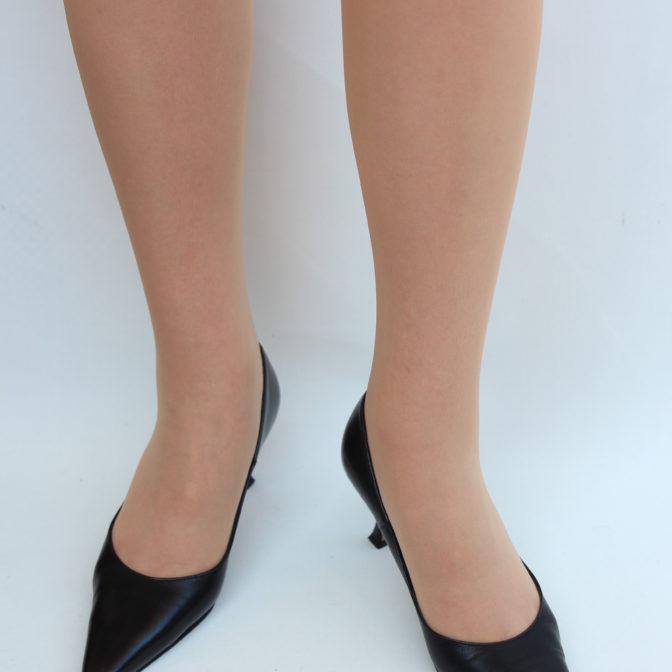 ベージュストッキング×黒パンプス