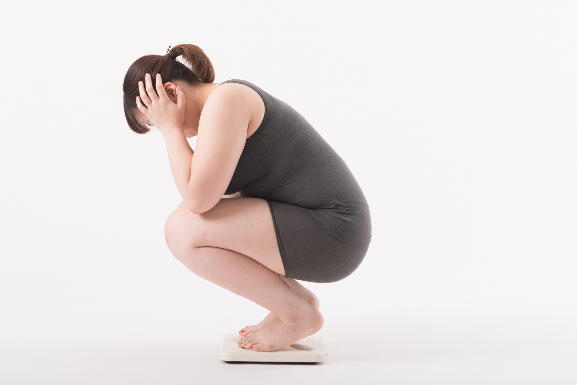 太って悩む女性
