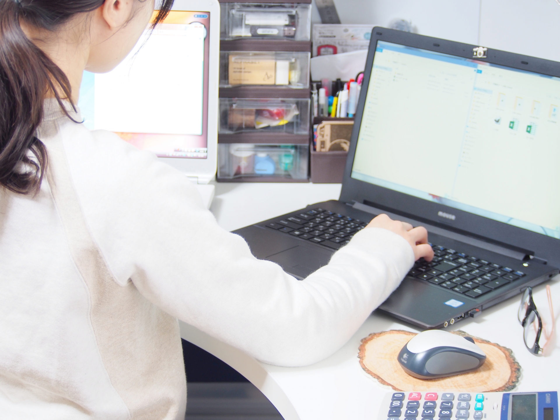 デスクワークの女性