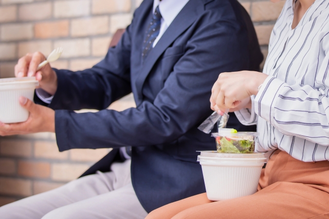 公園でお弁当を食べる男女