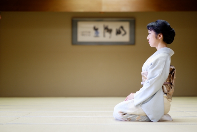 和服で正座をする女性