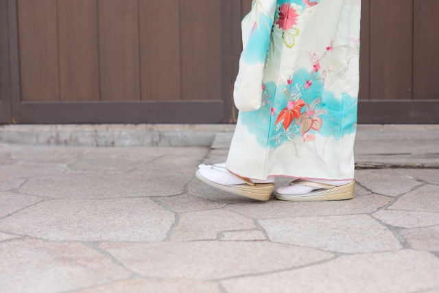 草履で歩く女性