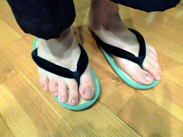 草履をはく