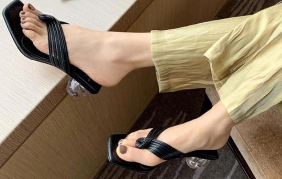 トングサンダルを履いた足元