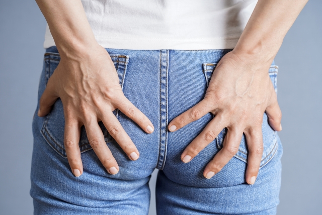 お尻のたるみを気にする女性