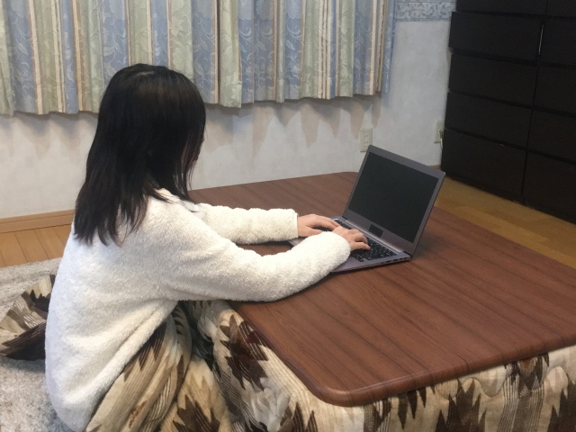 コタツでリモートワーク