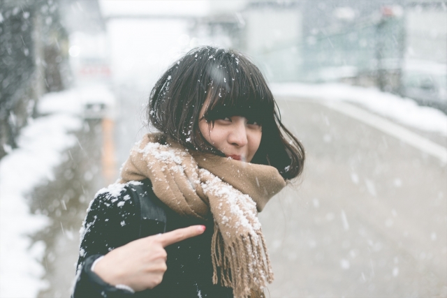 雪が降った日の女性