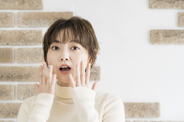 驚く女性